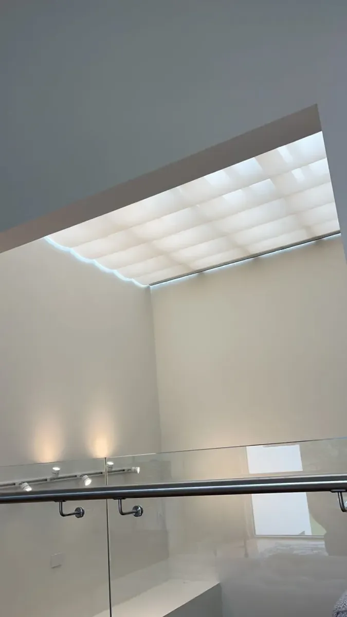 Persiana instalada bajo un domo sobre una escalera
