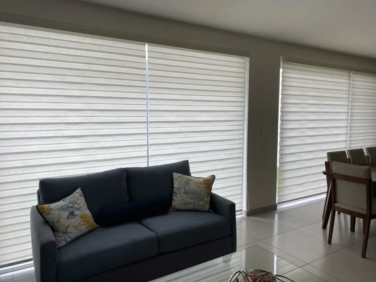 Persianas Sheer Elegance blancas en sala y comedor, con luz difusa