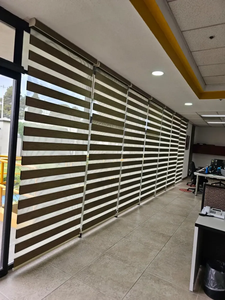 Persianas Sheer Elegance en un ventanal largo de oficina, varios lienzos